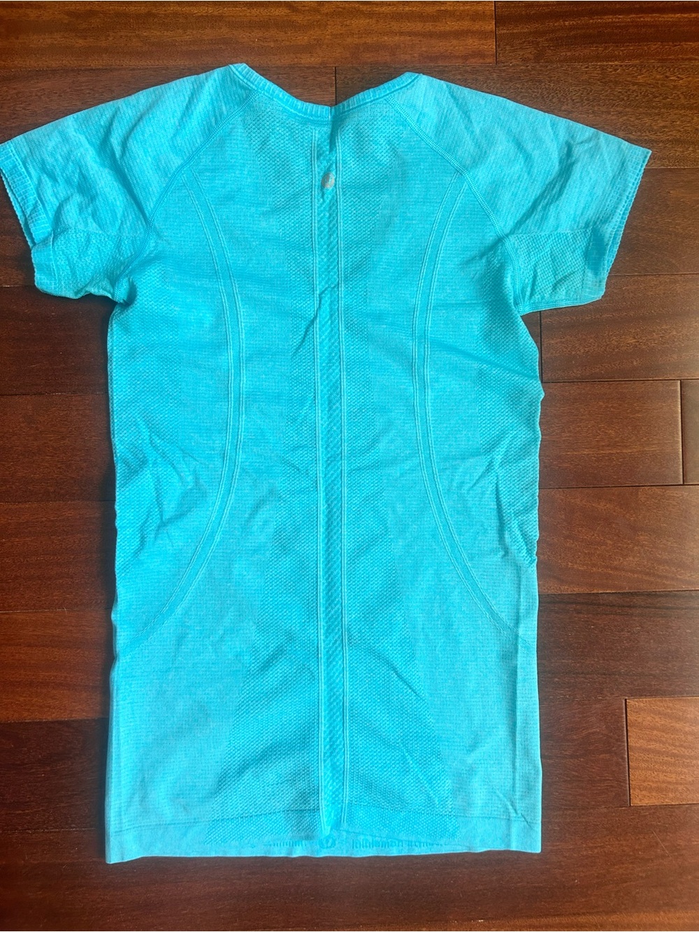 lululemon athletica Women's V-Neck Short Swift Tee in Turquoise - Picture 2 of 2